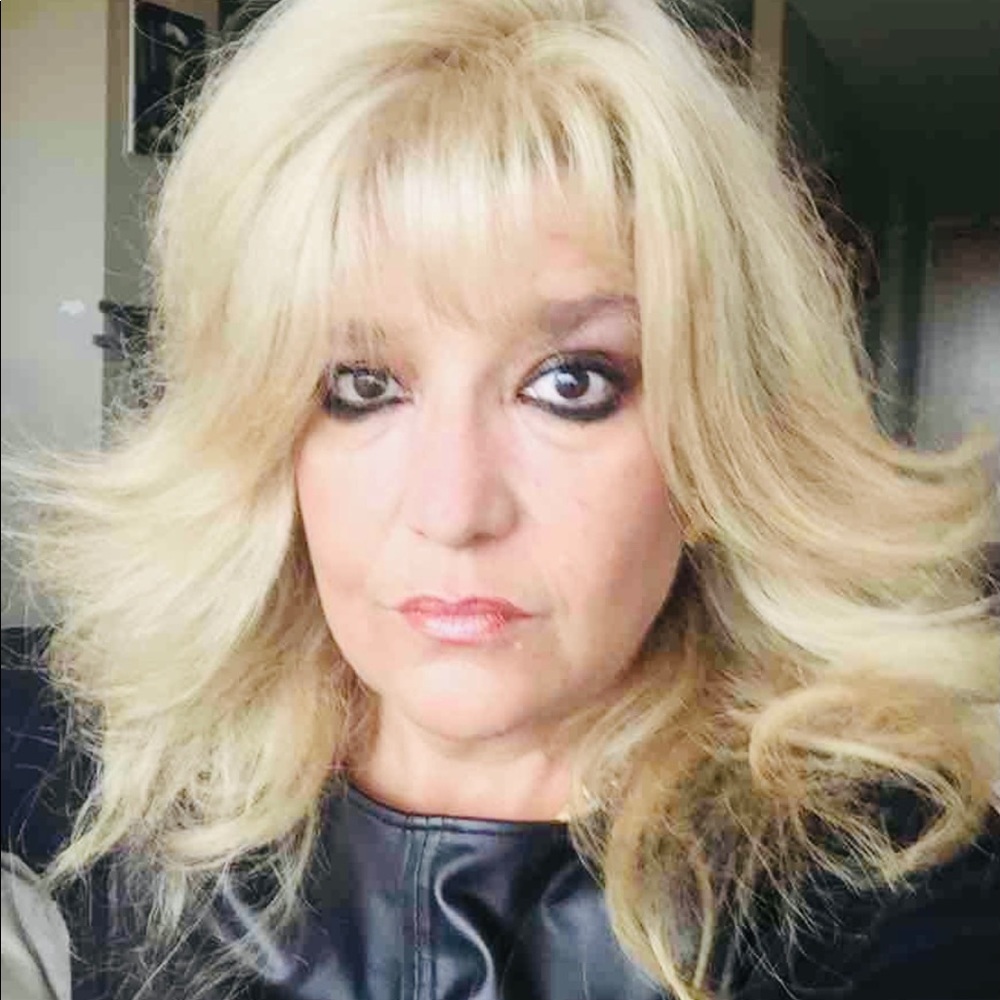 Meet your Posher, Adela